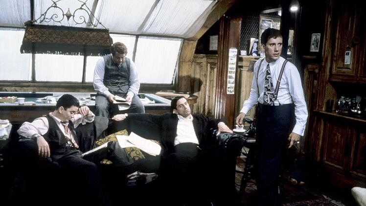 Die Freundesgruppe um Noodles (Robert De Niro, zweiter von rechts) und Max (James Woods, rechts), zu der auch Patsy (James Hayden, links) und Fat Moe (Larry Rapp) geh&ouml;ren, h&auml;lt sich mit kriminellen Aktivit&auml;ten &uuml;ber Wasser.