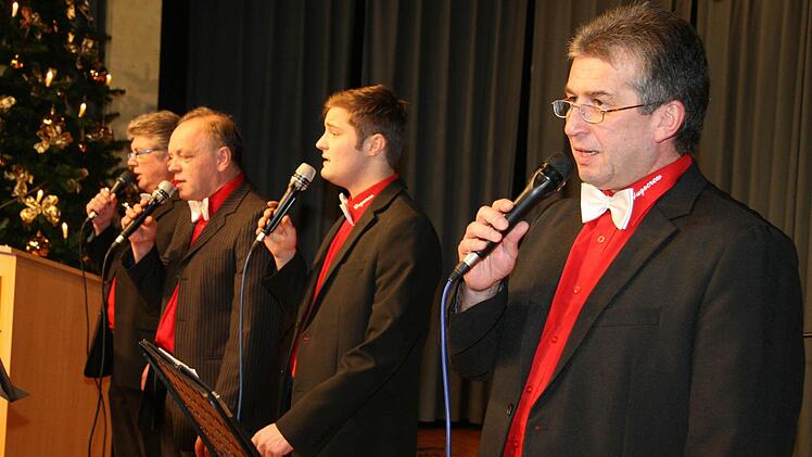 Auch die Hugo-Crew der Faschingsgesellschaft ließ sich nicht lumpen: Roland Beyer, Hansi Hümmer, Marcel Ott und Horst Kampe sangen Weihnachtslieder, die zu Herzen gingen - sogar Eigenkompositionen.