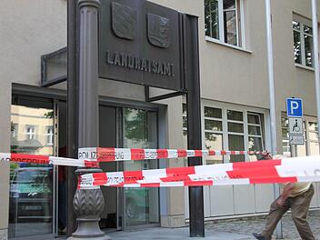 Für mehrere Stunden war im Sommer das Landratsamt in Haßfurt wegen des verdächtigen Brieffundes abgesperrt gewesen. Archivfoto: Ralf Kestel