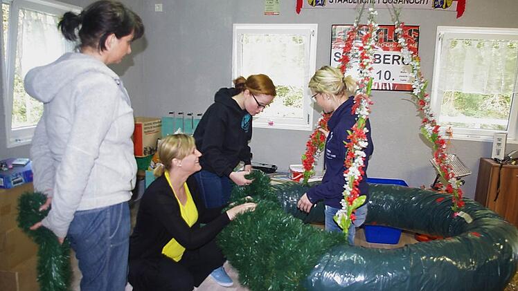 Die "Schrubberinnen" binden und schmücken den Kranz. Foto: Heike Schülein