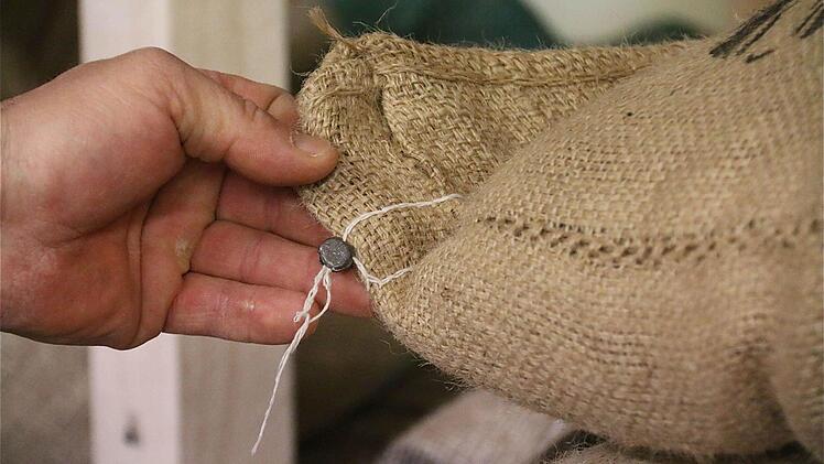 "Fairtrade" und "Bio" steht auf den verplombten Kaffeesäcken. Foto: Gerd Schaar