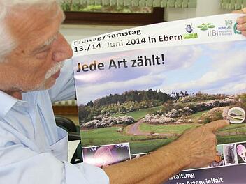 So sieht sie aus, wobei man zum Erkennen ein Lupe braucht: die Essigrosen-Dickfühlerweichwanze. Klaus Mandery, Leiter des Zentrums für Biodiversität, zeigt die seltene Art. Foto: Ralf Kestel