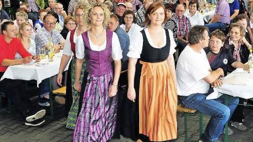 Tracht ist schick: Diese beiden jungen Frauen zogen in der Schirradorfer Festhalle der Firma Nicklas alle Blicke auf sich.