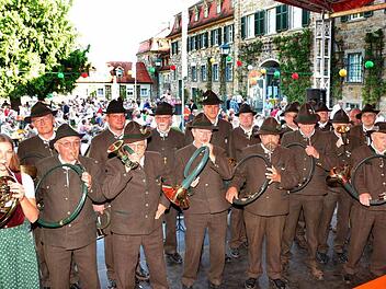 Ein Halali: Der dritte Tag des Salinenfestes begann traditionsgemäß mit einer Hubertusmesse. Veronika Hümpfer leitete die Bläsergruppe des Bayerischen Jagdverbandes, Kreisgruppe Bad Kissingen. Fotos: Peter Rauch