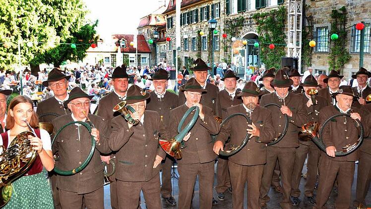 Ein Halali: Der dritte Tag des Salinenfestes begann traditionsgemäß mit einer Hubertusmesse. Veronika Hümpfer leitete die Bläsergruppe des Bayerischen Jagdverbandes, Kreisgruppe Bad Kissingen. Fotos: Peter Rauch