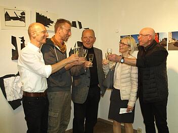 Ein Hoch auf eine gelungene Kunstwoche und eine tolle Präsentation. Von links Martin Schlenger, Volker Ullenboom, Otmar Adler von NohA, Irmgard Niederreiter und Viktor Cleve. Alle Fotos: Susanne Deuerling