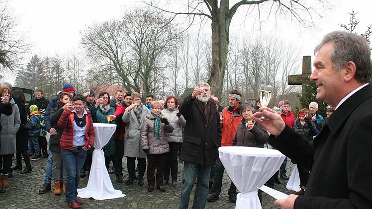 Neujahrsempfang vor dem Pommersfeldener Rathaus: Bürgermeister Hans Beck (rechts) rief Mitmenschlichkeit als Motto für das neue Jahr aus.
