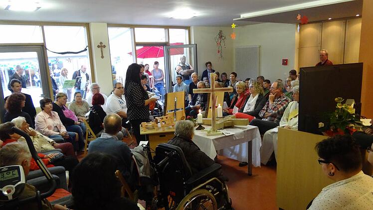 Alle waren dabei: Voll bis auf den letzten Platz war es beim ökumenischen Gottesdienst am Sonntag im SPZ. Aufgrund des Regenwetters mussten das Team und die Bewohner improvisieren und die Veranstaltung ins Innere verlegen.