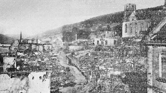 Wie nach einem Krieg: Der Blick von Ost nach West auf die völlig zerstörte Stadt Nachweis: Studienreihe Alt-Brückenau II, Kaspar Gartenhof, S. 270