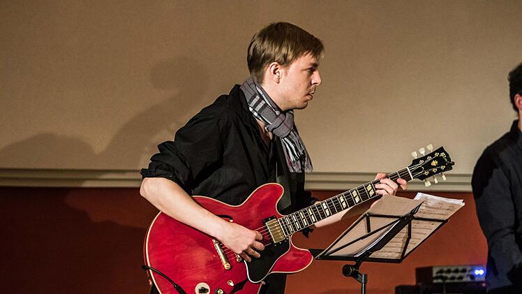 Mit ihrer Band und dem Programm "Jazz it" gastierte die Schlagzeugerin Mareike Wiening im Coburger Contakt.Foto: Jochen Berger