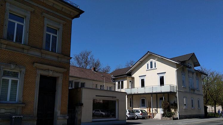 Die Ketschendorfer Straße in _Coburg: Hinter diesen Gebäuden stand bis vor kurzem die Dreifachsporthalle. Foto: Jochen Berger