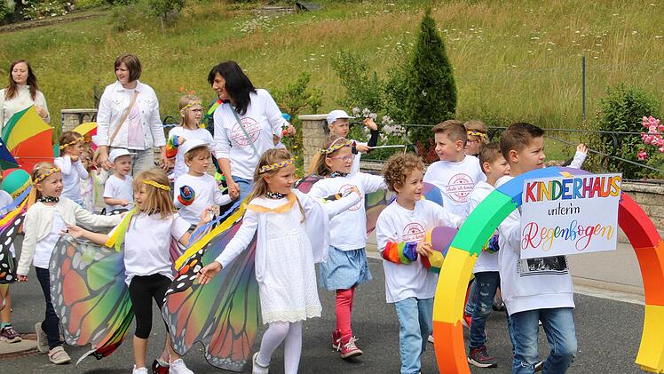 Der Thundorfer Kindergarten durfte beim Umzug durchs Dorf nicht fehlen. Dem  Nachwuchs machte es sichtlich Spaß, sich den Zuschauern zu präsentieren.  Foto: Dieter Britz