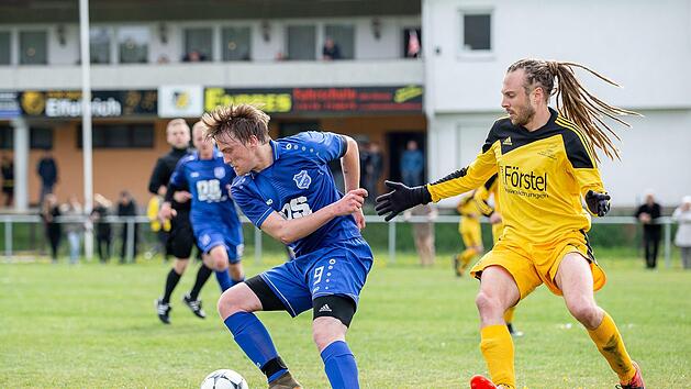 Das Sportheim in Effeltrich (im Hintergrund) Archivbild:  Sportfoto Zink