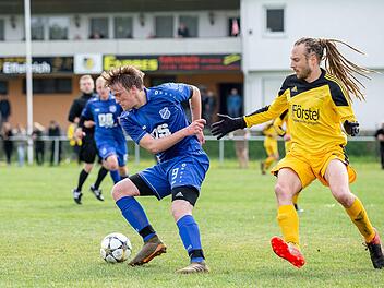 Das Sportheim in Effeltrich (im Hintergrund) Archivbild:  Sportfoto Zink