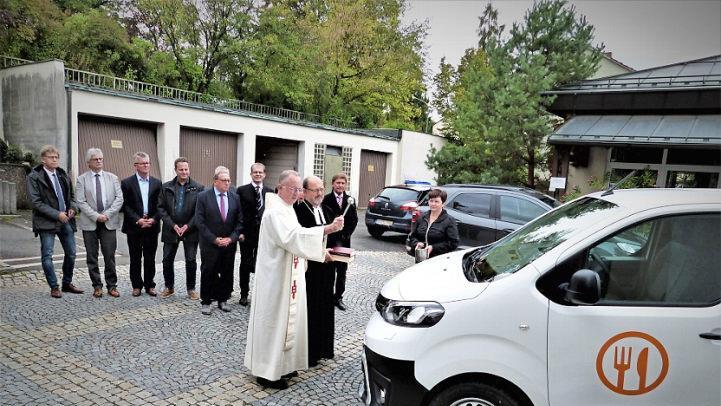 Gemeinsam nahmen Dekan Thomas Kretschmar und Pfarrer Hans Roppelt die Segnung des neuen Fahrzeuges vor. Links die Vertreter des Rotaryclubs Kulmbach Foto: Werner Reißaus