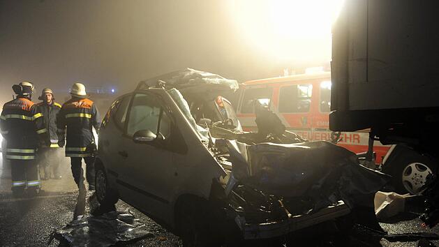 Ein Bild des Schreckens bot sich den Rettungskr&auml;ften in der Neujahrsnacht 2010 bei Freiburg - dort kam es auf der A5 zu einer Massenkarambolage. Auch 2020 sorgte dichter Nebel f&uuml;r einen schweren Unfall mit 18 Beteiligten auf der A3. Symbolfoto: Patrick Seeger dpa/lsw (Archiv)