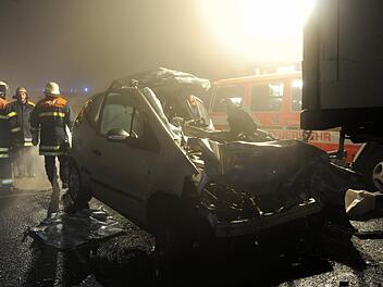 Ein Bild des Schreckens bot sich den Rettungskräften in der Neujahrsnacht 2010 bei Freiburg - dort kam es auf der A5 zu einer Massenkarambolage. Auch 2020 sorgte dichter Nebel für einen schweren Unfall mit 18 Beteiligten auf der A3. Symbolfoto: Patrick Seeger dpa/lsw (Archiv)