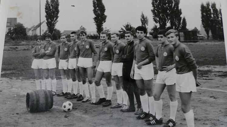 Albert (ganz links) mit Fußballkameraden p