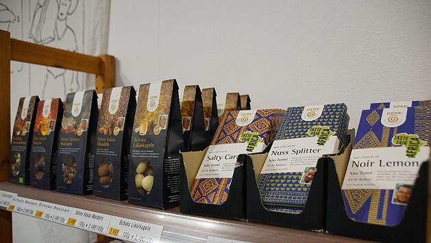 Aus fairem Handel stammt  das vielfältige Schokoladensortiment im Weltladen in Eltmann. Damit macht die Fairtrade-Stadt auch auf den Kakao-Anbau aufmerksam.  Sabine Weinbeer