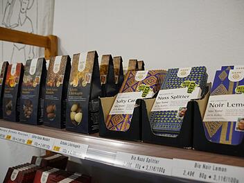 Aus fairem Handel stammt  das vielfältige Schokoladensortiment im Weltladen in Eltmann. Damit macht die Fairtrade-Stadt auch auf den Kakao-Anbau aufmerksam.  Sabine Weinbeer