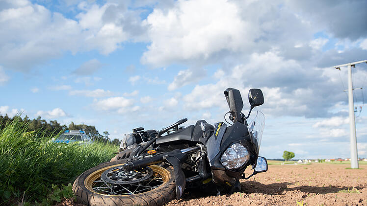 Alleinbeteiligt von Stra&szlig;e abgekommen: 52-j&auml;hriger Motorradfahrer t&ouml;dlich verletzt