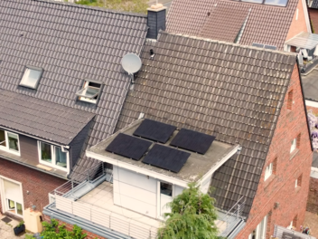 Jens nutzt vorhandene Fläche auf seinem Dach, um mit dem 2000 Watt starken Balkonkraftwerk eigenen Strom zu produzieren – die Anker Solarbank speichert überschüssigen Strom zwischen.
