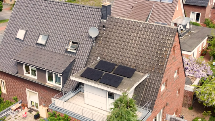 Jens nutzt vorhandene Fläche auf seinem Dach, um mit dem 2000 Watt starken Balkonkraftwerk eigenen Strom zu produzieren - die Anker Solarbank speichert überschüssigen Strom zwischen.