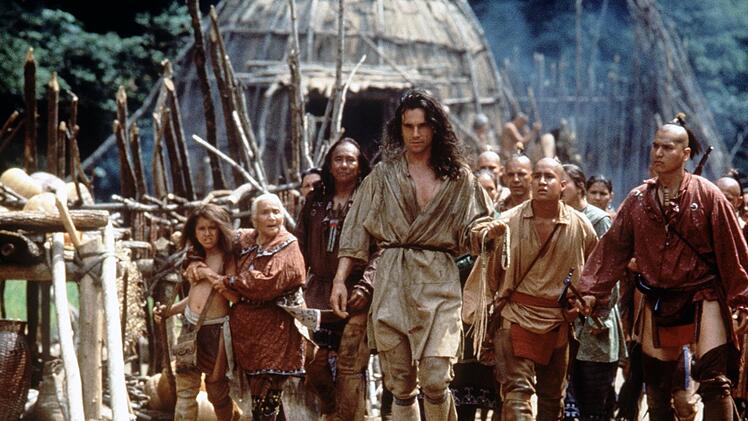 Hawkeye (Daniel Day-Lewis, Mitte) ist fest entschlossen, zwei englische Offizierst&ouml;chter vor einem rachs&uuml;chtigen Huronen-Krieger zu retten.