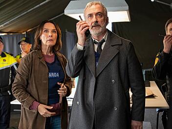 Kriminalpsychologin Cathrin Blake (D&eacute;sir&eacute;e Nosbusch) und Superintendent Sean Kelly (Declan Conlon) stehen unter extremer Anspannung. Sie k&ouml;nnen zusehen, wie Ronan Doyle in einem Pub seine Geiseln bedroht und zunehmend aggressiv und &uuml;berfordert wirkt.