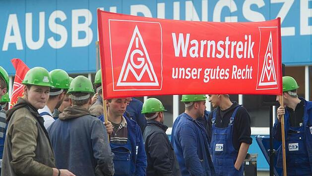 Mitglieder der IG Metall demonstrieren f&uuml;r 6,5 Prozent mehr Lohn und fordern die unbefristete &Uuml;bernahme aller Auszubildenden. Foto: dpa