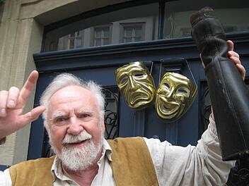 Auch Märchen aus der Zeit des Hans Sachs stellt Hans-Otto Holzapfel auf der Bühne vor.  Foto: Brentano-Theater
