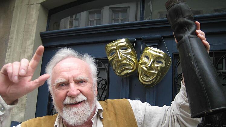 Auch Märchen aus der Zeit des Hans Sachs stellt Hans-Otto Holzapfel auf der Bühne vor.  Foto: Brentano-Theater