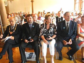 Im Rathaussaal (v. l.) OB Franz Stumpf (Forchheim, CSU/WUO), der neue Braunauer Bürgermeister Milan Kotrnec, dessen Vor-Vorgänger Zdenek Streubel und dessen Frau Fotos: Gernot Wildt