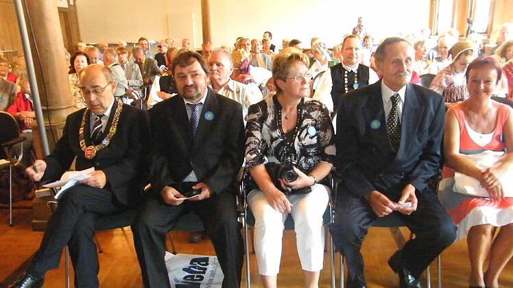 Im Rathaussaal (v. l.) OB Franz Stumpf (Forchheim, CSU/WUO), der neue Braunauer Bürgermeister Milan Kotrnec, dessen Vor-Vorgänger Zdenek Streubel und dessen Frau Fotos: Gernot Wildt