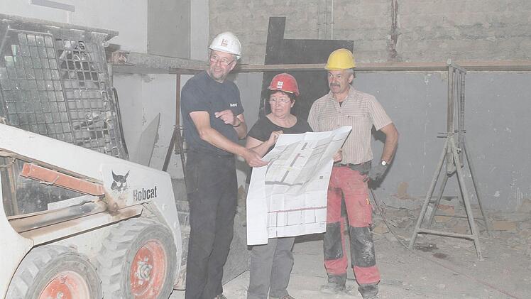 Staubige Aussichten: Museumsleiter Bernhard Sauermann, Mönchshof-Geschäftsführerin Sigrid Daum und Gerhard Küspert von der ausführenden Baufirma stehen im ehemaligen Flaschenkeller der Brauerei. Hier entsteht auf rund 1200 Quadratmetern das Gewürzmuseum. Foto: Jochen Nützel