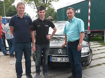 Alexander Tritthart informierte sich bei Jochen Tohol und Johannes Denzler über den aktuellen Sachstand der Unterschriftenaktion. Foto: privat