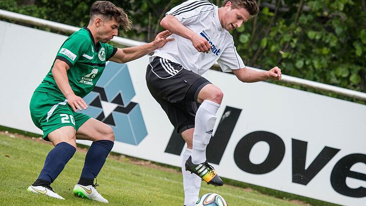 Das Trikot des SSV Kasendorf wird Oliver Wagner (rechts) nicht mehr anziehen. Der Mittelfeldspieler - hier im Spiel gegen den SV Seligenporten II - wechselt vom Landesligisten zum Bezirksliga-Aufsteiger FC Marktleugast.  Foto: Alexander Muck