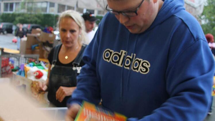 Die Feuerwehrleute sortierten die angelieferten Spenden grob vor. Foto: Sonja Adam