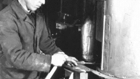 Ein Arbeiter gießt Batterie-Pole. Heute tut das eine Maschine.