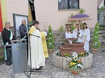 Pfarrer Matthias Steffel weiht den Brunnen. Foto: Mathias Erlwein