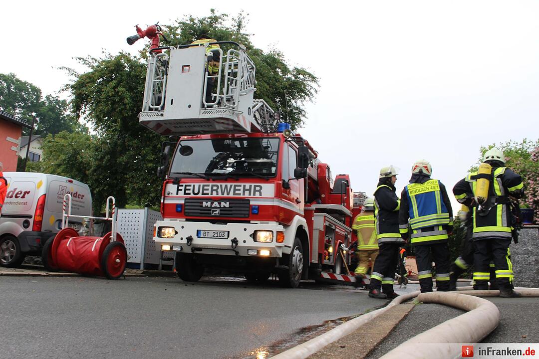 Blitz schlägt in Dachstuhl von Einfamilienhaus ein