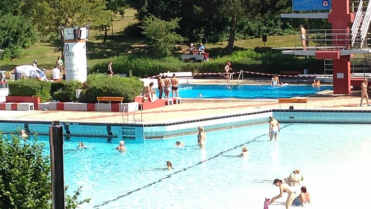 Der reguläre Betrieb im Freibad lief fast ungestört weiter.  Foto: Daniel Ruppert