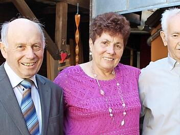 Dritter Bürgermeister Lorenz Dietsch (links) gratulierte dem Ehepaar Josef und Gunde Kreiner zur Goldenen Hochzeit.  Foto: Evi Seeger