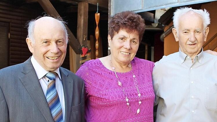 Dritter Bürgermeister Lorenz Dietsch (links) gratulierte dem Ehepaar Josef und Gunde Kreiner zur Goldenen Hochzeit.  Foto: Evi Seeger