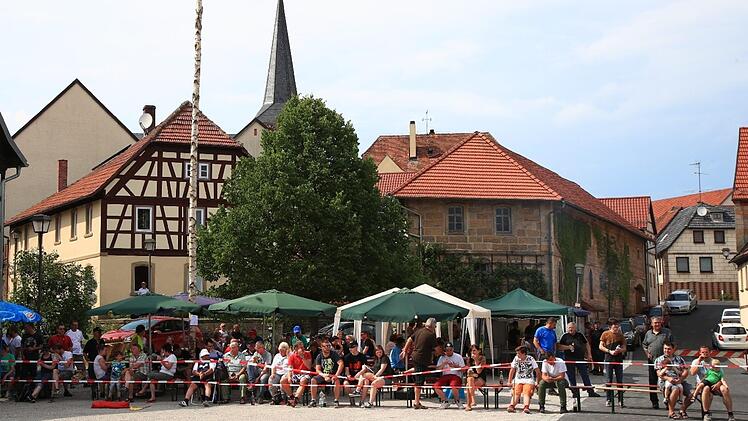 Der Dorfplatz in Jesserndorf, an dem auch ein Streckensprecher die neuesten Informationen weitergab, stand bei den Zuschauern hoch im Kurs.