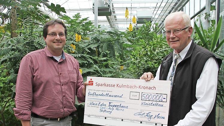 Der Zweite Vorsitzende der Carl-August-Heinz-Stiftung, Wolfgang Hammerschmidt (r.), überreichte an den Geschäftsführer der Tropenhaus GmbH, Thomas Schmidt, den 500 000-Euro-Scheck. Foto: V. Schadeck