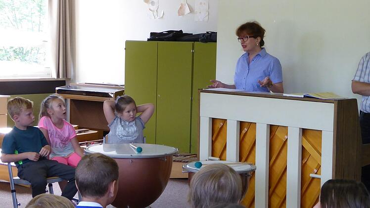 : Die Vorsitzende des Gesangvereins "Cäcilia" aus Steinwiesen, Michaela Mattes erklärt den Kindern, wie die Sing- und Chorstunde mit Andreas Thiel im neuen Schuljahr ablaufen könnte. Foto: Susanne Deuerling