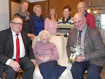 Ruth Geisler (Bildmitte, sitzend) mit Bürgermeister Ralf Holzmann (rechts) und stellvertretendem Landrat Dieter Schaar (links) sowie (hinten, vor links) Pfarrerin Sigrun Wagner, Doris Gantke, Katja Hümmer sowie Petra und Manfred Peuckert  Foto: Klaus-Peter Wulf