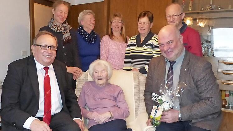 Ruth Geisler (Bildmitte, sitzend) mit Bürgermeister Ralf Holzmann (rechts) und stellvertretendem Landrat Dieter Schaar (links) sowie (hinten, vor links) Pfarrerin Sigrun Wagner, Doris Gantke, Katja Hümmer sowie Petra und Manfred Peuckert  Foto: Klaus-Peter Wulf