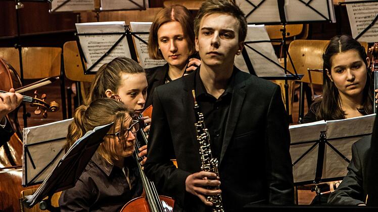 Das Jugendsymphonieorchester Oberfranken unter Leitung von Till Fabian Weser beeindruckte das Publikum im Coburger Kongresshaus mit begeisterndem Musizieren.Foto: Jochen Berger